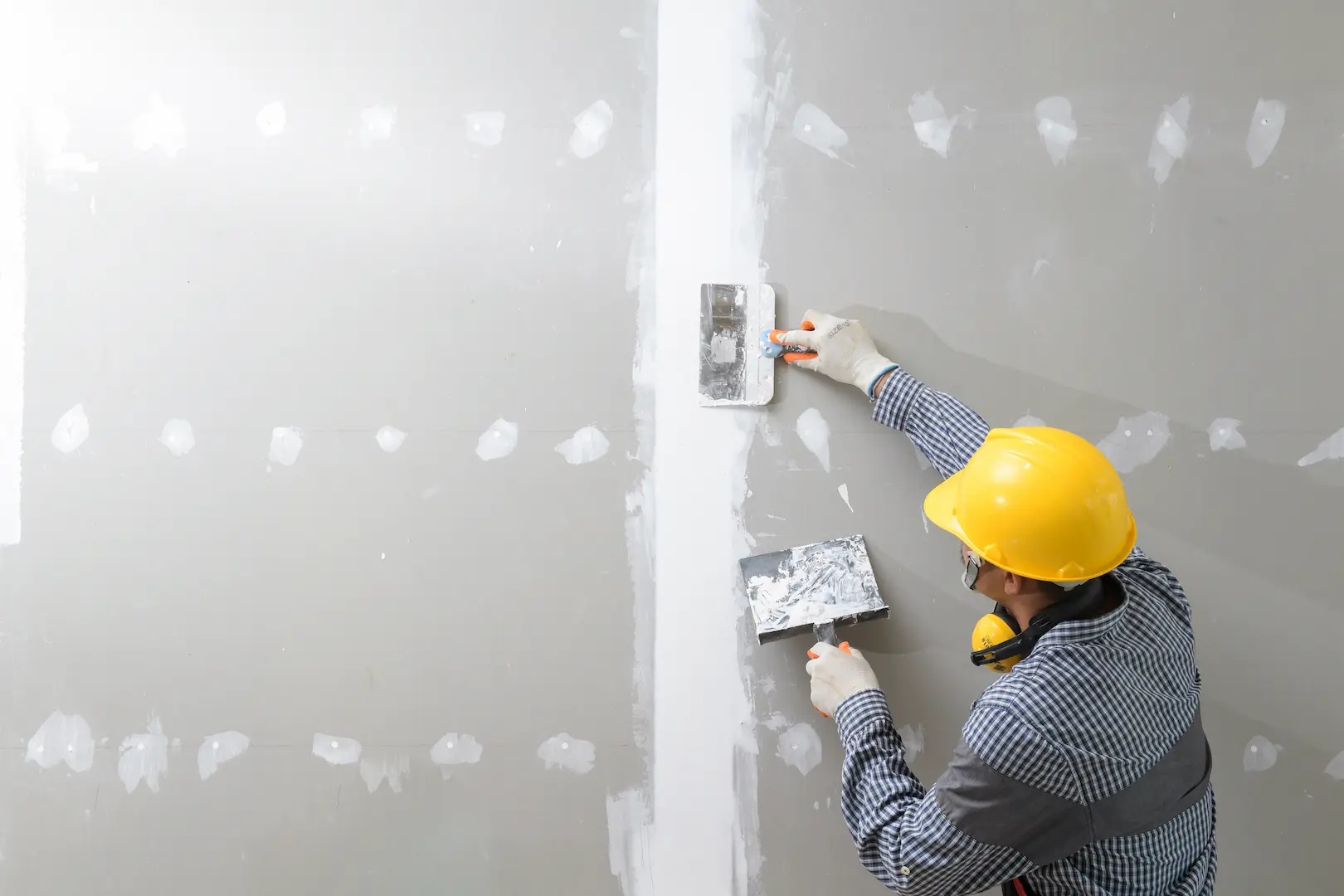 Dry lining plastering